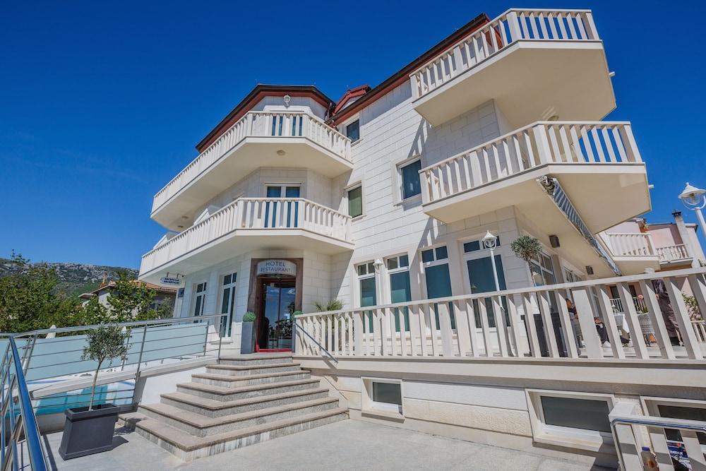Hotel Riva Kastela With Swimming Pool Екстер'єр фото