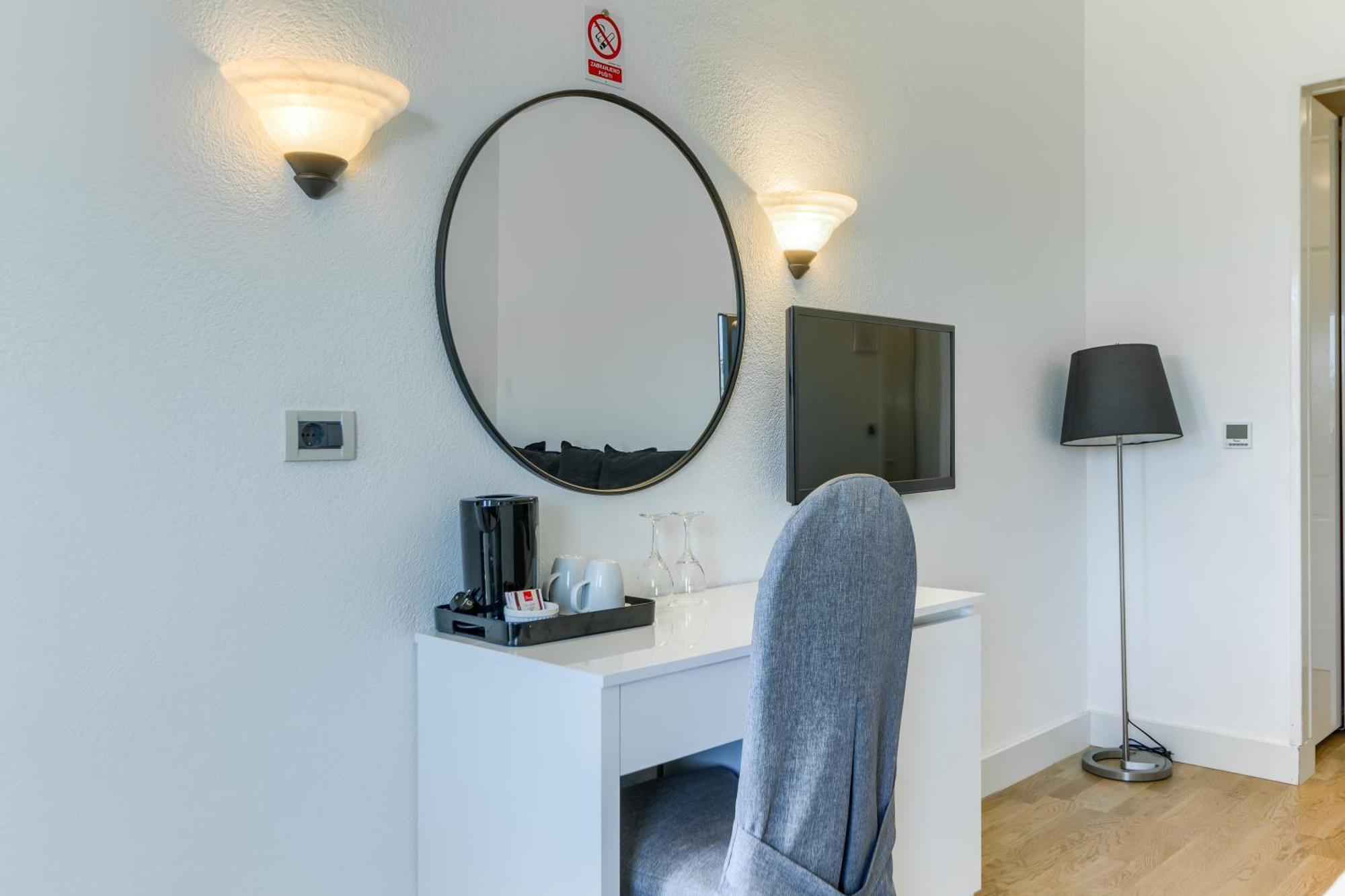 Hotel Riva Kastela With Swimming Pool Екстер'єр фото