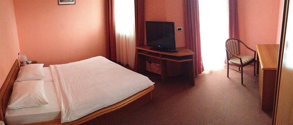 Hotel Riva Kastela With Swimming Pool Екстер'єр фото